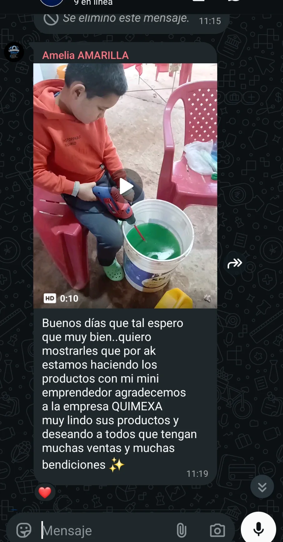Clienta y su hijo preparando un producto de limpieza verde en un balde