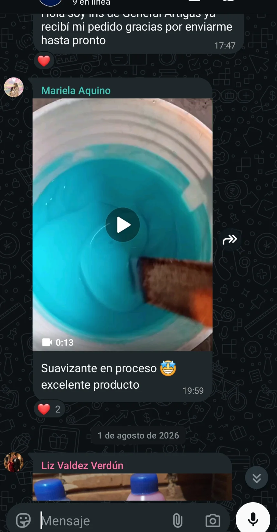 Suavizante celeste en preparación dentro de un balde, enviado por una clienta