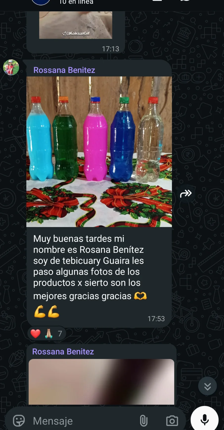 Botellas con productos de limpieza preparados por un cliente