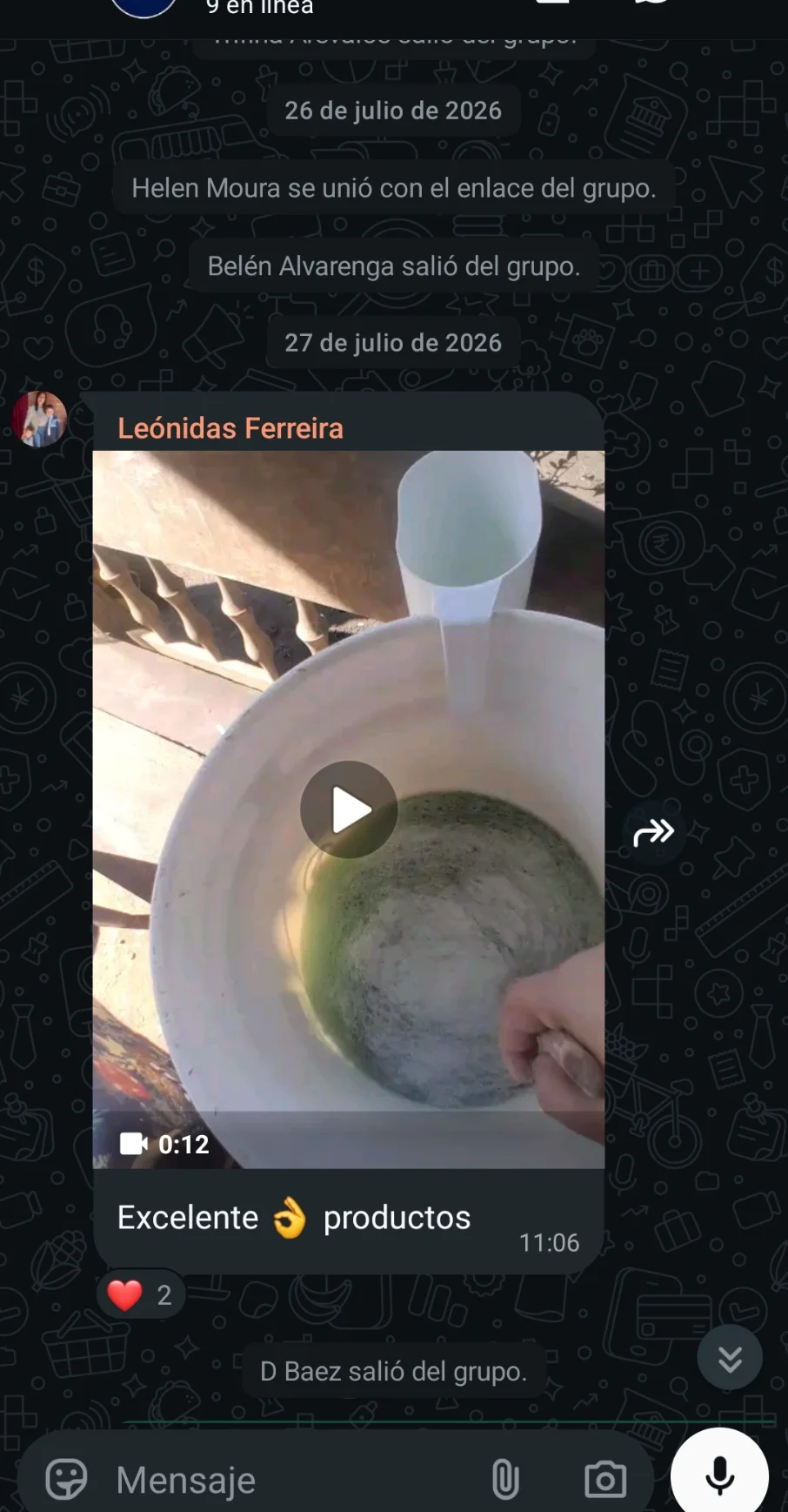 Cliente mezclando un producto de limpieza en un balde